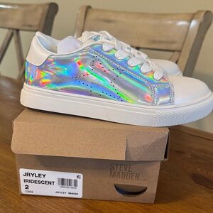 *GIFT* New In Box Steve Madden Girl’s Iridescent Star Sneakers Sz 2